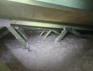 Zateplení stropu novostavby rodinného domu pomocí foukané izolace